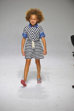 Anasai önizleme petite geçit töreni çocuklar moda haftası