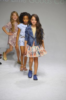 Anasai önizleme petite geçit töreni çocuklar moda haftası