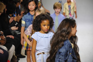 Anasai önizleme petite geçit töreni çocuklar moda haftası