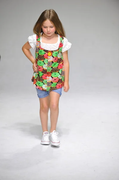 Aria Vêtements pour enfants aperçu — Photo