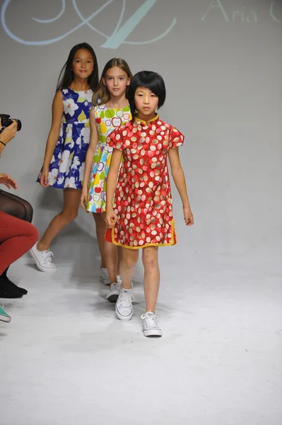 小柄なパレードの子供ファッション ・ ウィークにてアリア子供服プレビュー — ストック写真