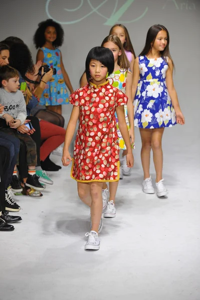 ARIA çocuk giyim önizleme petite geçit töreni çocuklar moda haftası