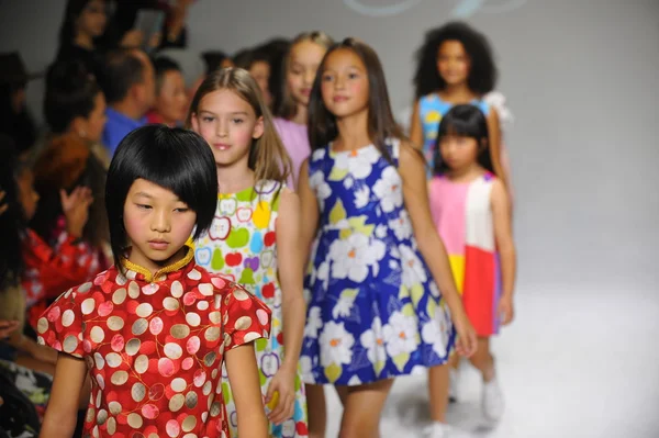 Aria dla dzieci odzież Podgląd na drobna parada Kids Fashion Week — Zdjęcie stockowe