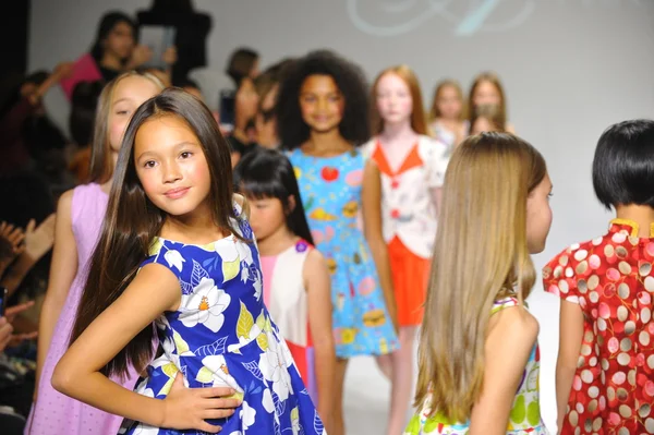 Aria Children's Clothing preview at petite PARADE Kids Fashion Week — Stock Photo, Image