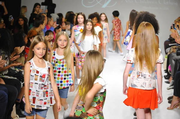 Предпоказ детской одежды Арии на Неделе моды для детей в Парад — стоковое фото