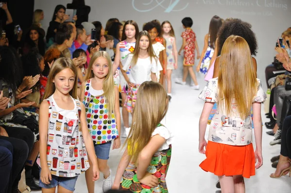 ARIA çocuk giyim önizleme petite geçit töreni çocuklar moda haftası — Stok fotoğraf