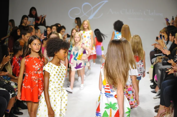Árie dětské oblečení náhled na drobná Parade děti Fashion Week — Stock fotografie