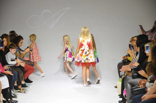 Aria kinderen kleding preview bij petite Parade Kids Fashion Week — Stockfoto