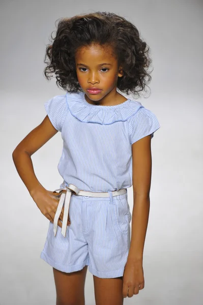 Anasai preview bij petite Parade Kids Fashion Week — Stockfoto