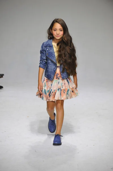 Anasai Podgląd na drobna parada Kids Fashion Week — Zdjęcie stockowe