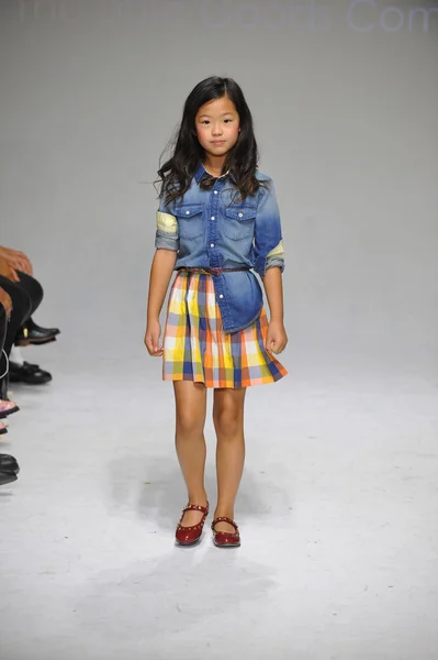 Vista previa de Anasai en petite PARADE Kids Fashion Week —  Fotos de Stock