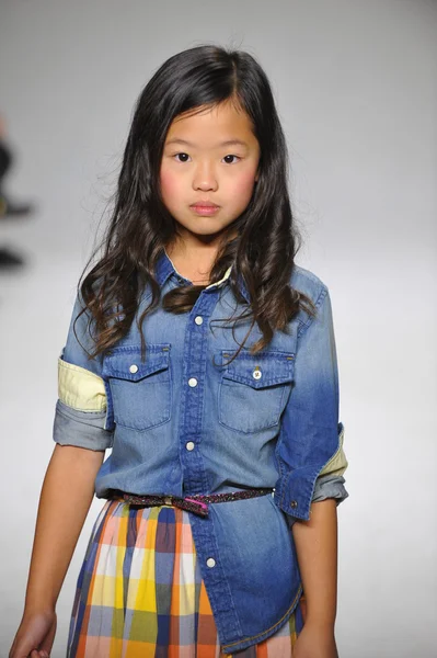 Anasai Förhandsgranska på petite Parade Kids Fashion Week — Stockfoto