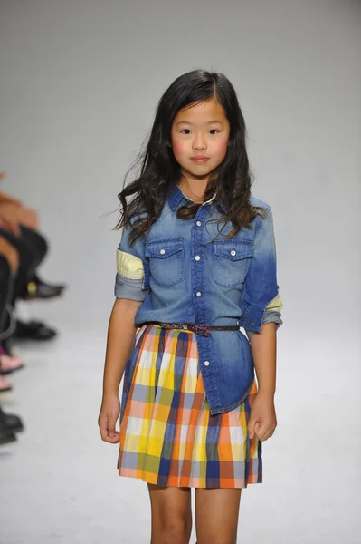 小柄なパレードの子供ファッション ・ ウィークにて Anasai プレビュー — ストック写真