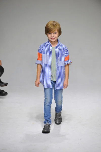 Anasai Förhandsgranska på petite Parade Kids Fashion Week — Stockfoto