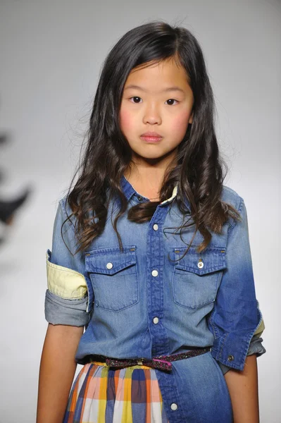 Anasai Förhandsgranska på petite Parade Kids Fashion Week — Stockfoto