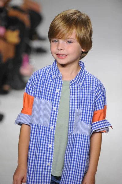 Anasai Förhandsgranska på petite Parade Kids Fashion Week — Stockfoto