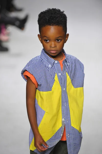 Vista previa de Anasai en petite PARADE Kids Fashion Week —  Fotos de Stock