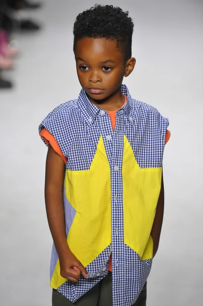 Anasai προεπισκόπηση στην εβδομάδα μόδας του petite παρέλαση παιδιά — Φωτογραφία Αρχείου