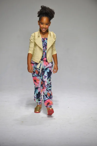 Anasai preview at petite PARADE Kids Fashion Week — Stock Photo, Image