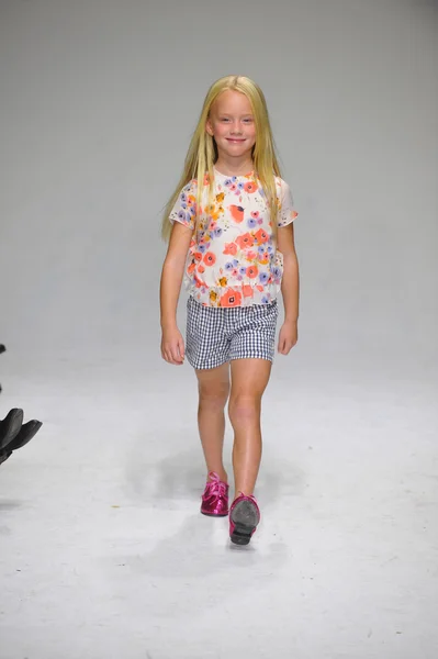 Anasai in anteprima alla petite PARADE Kids Fashion Week — Foto Stock