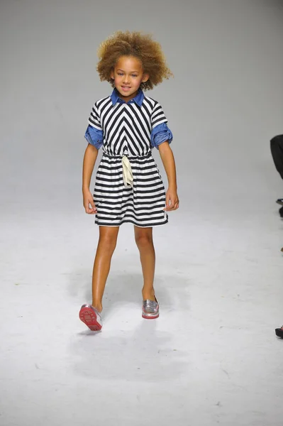 Anasai Förhandsgranska på petite Parade Kids Fashion Week — Stockfoto