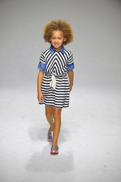 Vista previa de Anasai en petite PARADE Kids Fashion Week —  Fotos de Stock