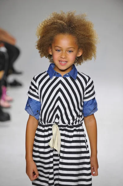 Anasai Förhandsgranska på petite Parade Kids Fashion Week — Stockfoto