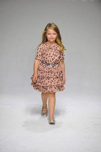 Anasai Förhandsgranska på petite Parade Kids Fashion Week — Stockfoto