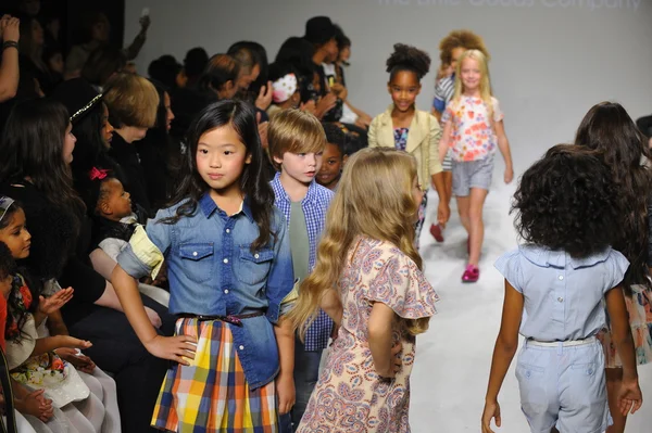 Visualização de Anasai na semana de moda de crianças desfile petite — Fotografia de Stock