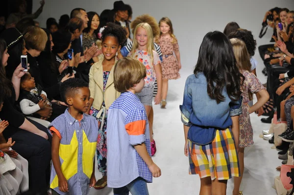 Anasai önizleme petite geçit töreni çocuklar moda haftası