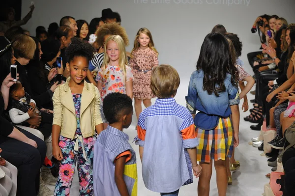 Anasai preview bij petite Parade Kids Fashion Week — Stockfoto