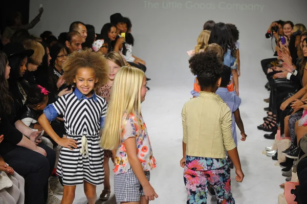 Vista previa de Anasai en petite PARADE Kids Fashion Week —  Fotos de Stock