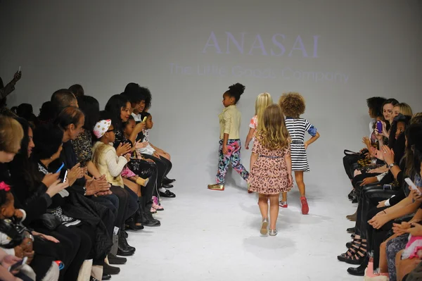 Anasai önizleme petite geçit töreni çocuklar moda haftası