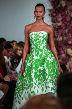 Karlie Kloss Oscar De La Renta defile pist yürür