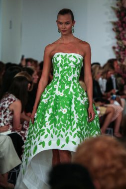 Karlie Kloss Oscar De La Renta defile pist yürür