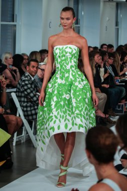 Karlie Kloss Oscar De La Renta defile pist yürür