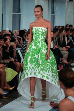Karlie Kloss Oscar De La Renta defile pist yürür