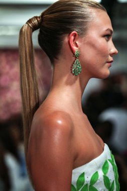 Karlie Kloss Oscar De La Renta defile pist yürür