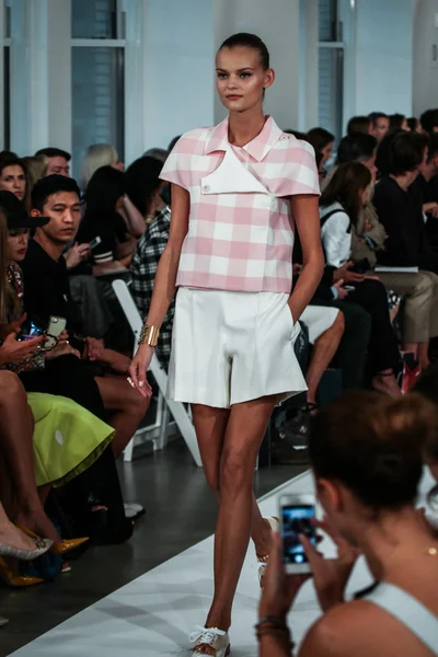 Desfile de moda Oscar De La Renta durante la Semana de la Moda Mercedes-Benz — Foto de Stock