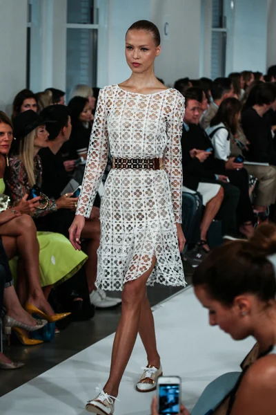 Oscar De La Renta modevisning under Mercedes-Benz Fashion Week — Stockfoto