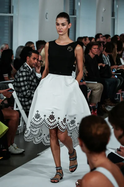 Oscar De La Renta fashion show during Mercedes-Benz Fashion Week — Stock Photo, Image