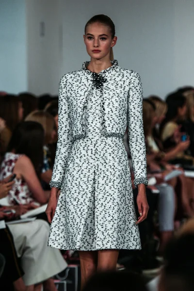 Oscar de la renta modenschau während der mercedes-benz fashion week — Stockfoto