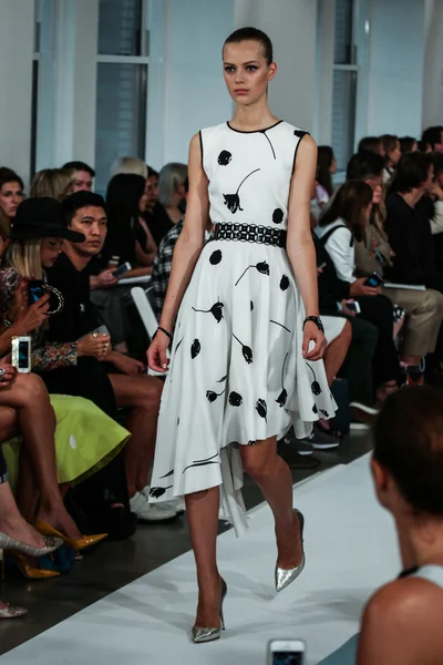 Oscar De La Renta modevisning under Mercedes-Benz Fashion Week — Stockfoto