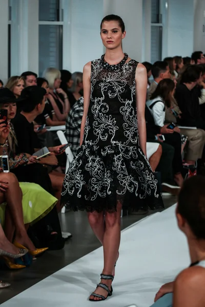 Oscar De La Renta pokaz mody podczas Mercedes-Benz Fashion Week — Zdjęcie stockowe