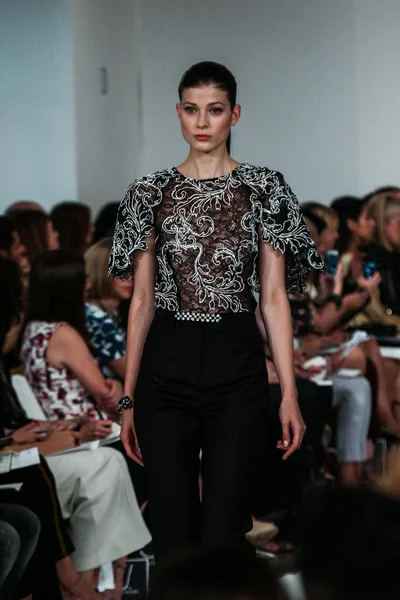 Oscar De La Renta pokaz mody podczas Mercedes-Benz Fashion Week — Zdjęcie stockowe