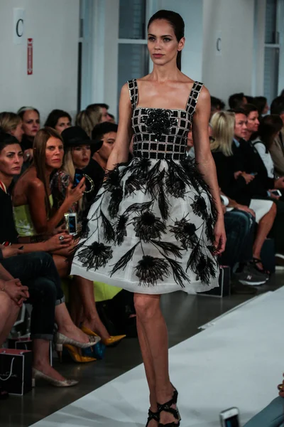 Oscar De La Renta modevisning under Mercedes-Benz Fashion Week — Stockfoto