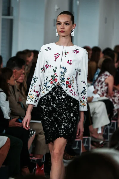 Oscar de la renta modenschau während der mercedes-benz fashion week — Stockfoto