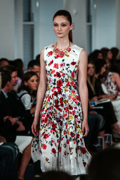 Oscar De La Renta modeshow tijdens de Mercedes-Benz Fashion Week — Stockfoto