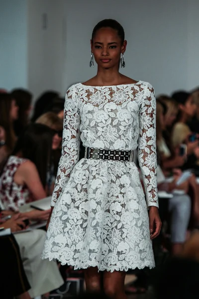 Oscar De La Renta modeshow tijdens de Mercedes-Benz Fashion Week — Stockfoto