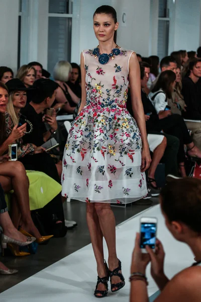 Oscar De La Renta fashion show during Mercedes-Benz Fashion Week — Stock Photo, Image